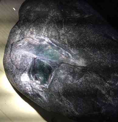 黑皮的翡翠原石：场口、白雾、图片、价值